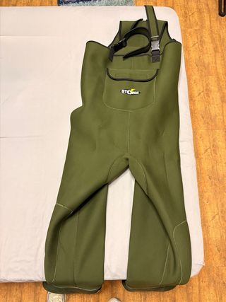 Traje de neopreno con botas para pescar