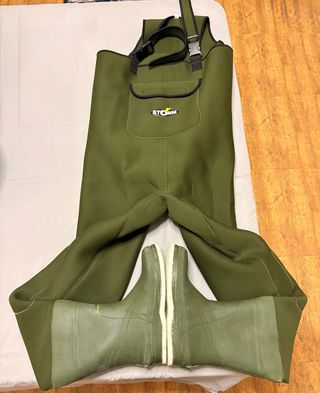 Traje de neopreno con botas para pescar