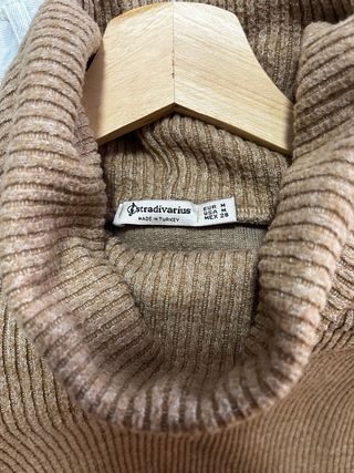 Jersey de cuello alto marrón canalé stradivarius 