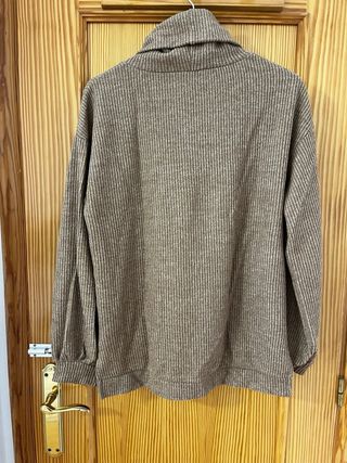 Jersey de cuello alto marrón canalé stradivarius 