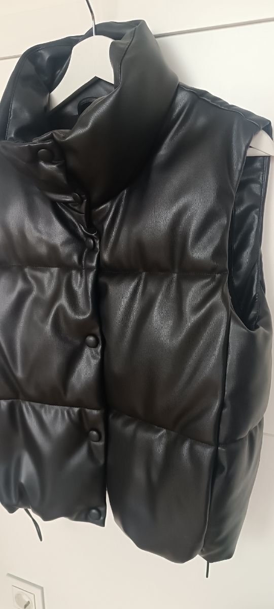 Chaleco Negro Puffer Cuello Alto