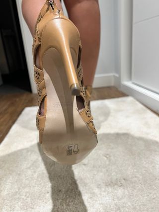 Sandalias de tacón con diseño calado