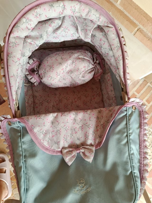 Carro de muñecas vintage con sombrilla