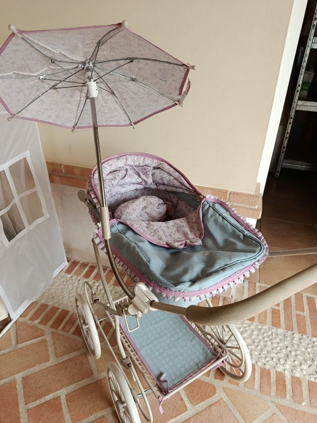 Carro de muñecas vintage con sombrilla
