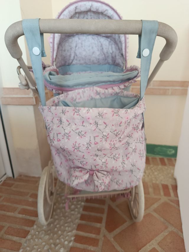 Carro de muñecas vintage con sombrilla