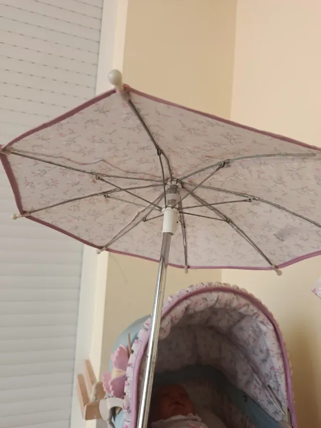 Carro de muñecas vintage con sombrilla