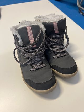 Botas de nieve grises con detalles rosas