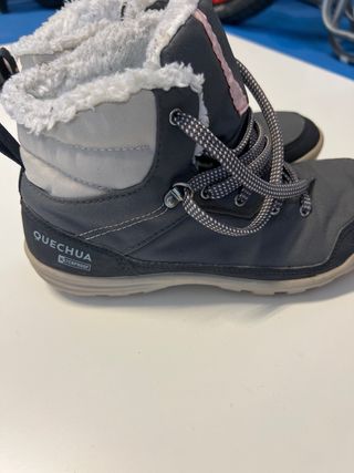 Botas de nieve grises con detalles rosas