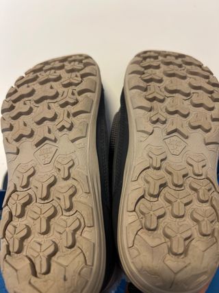 Botas de nieve grises con detalles rosas