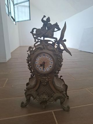 Reloj de Bronce Antiguo con Figura Ecuestre