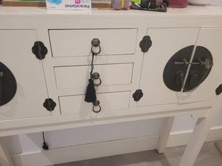 Mueble recibidor blanco y negro