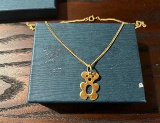 Cadena con colgante oso dorado
