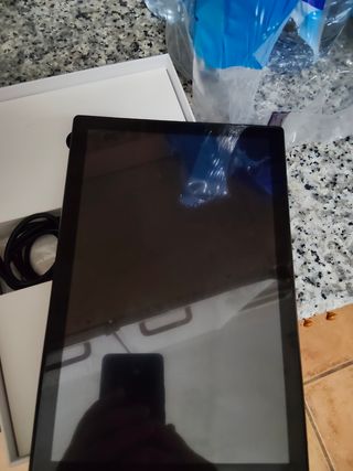 Tablet azul y dorada 