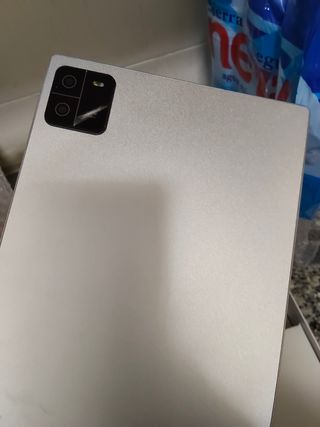 Tablet azul y dorada 