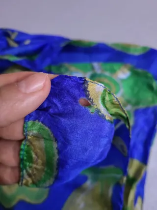 Pañuelo seda estampado azul, verde y dorado