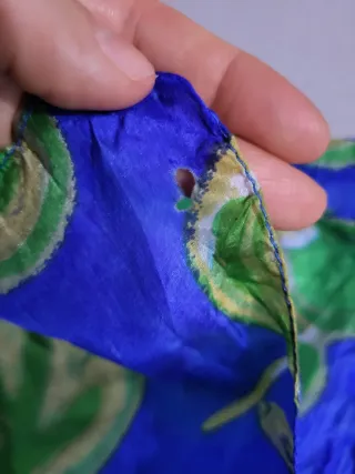 Pañuelo seda estampado azul, verde y dorado