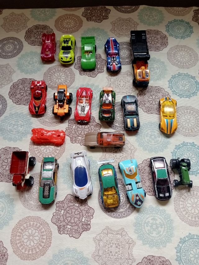 Coches Hot Wheels y pista Monster Jam
