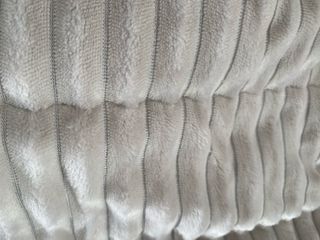 Colcha coralina y borreguito + 2 cojines grises