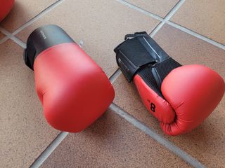 Saco y guantes de boxeo rojos