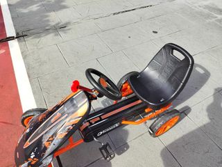 Coche a pedales naranja
