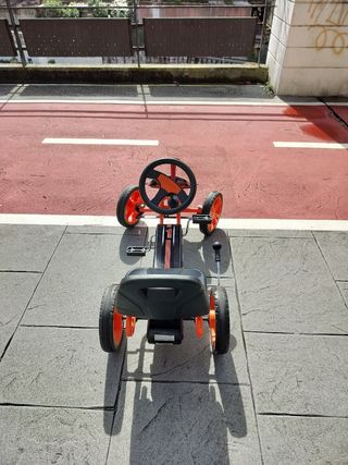 Coche a pedales naranja