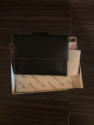 Monedero de piel negro con flores