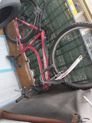 Bicicleta roja sin usar