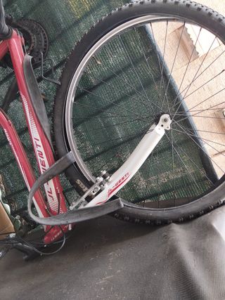 Bicicleta roja sin usar