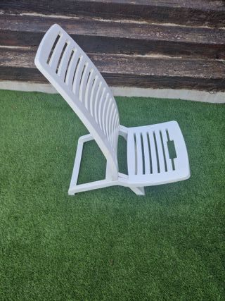 Silla plegable blanca de plástico