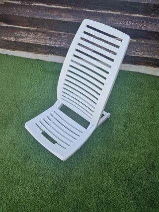 Silla plegable blanca de plástico