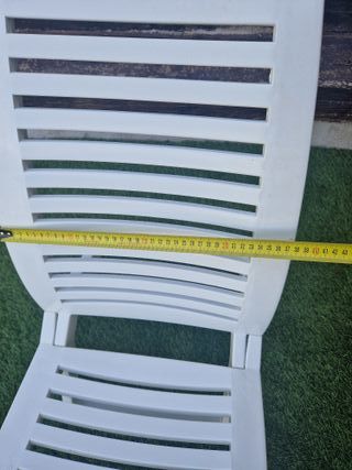 Silla plegable blanca de plástico