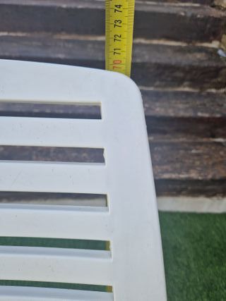 Silla plegable blanca de plástico
