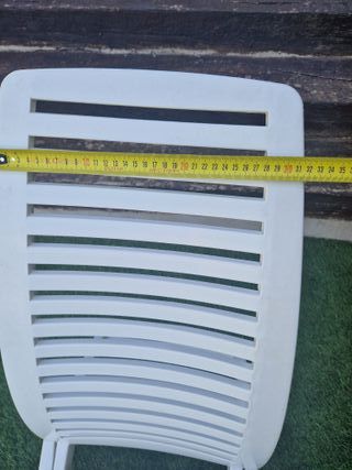 Silla plegable blanca de plástico