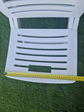 Silla plegable blanca de plástico