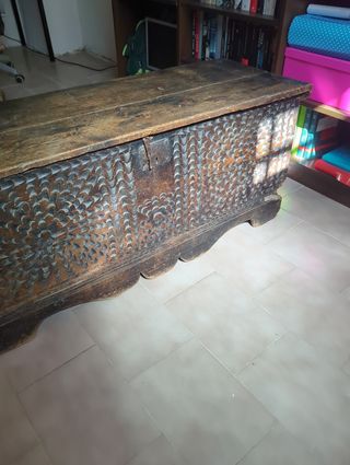 Baúl antiguo de madera tallada