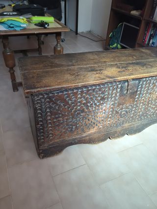 Baúl antiguo de madera tallada