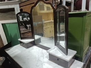 Cómoda peinadora con espejo biselado.