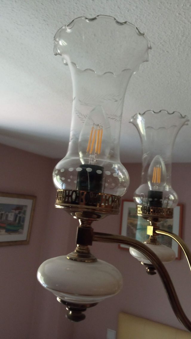 Lámpara de techo dorada y blanca