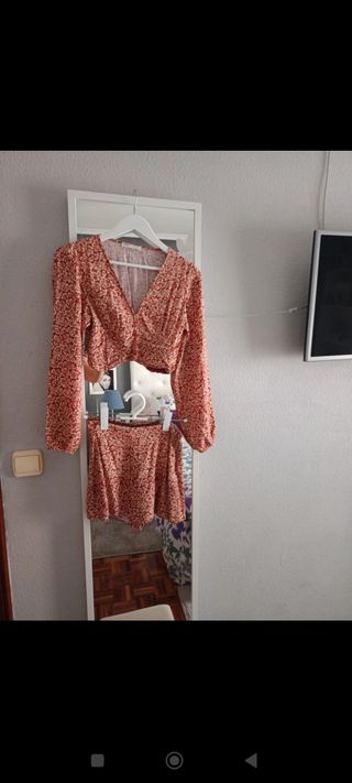 Conjunto falda corta y blusa floral