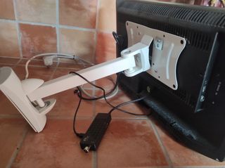 Televisor i-joy Negro 16" con soporte de pared