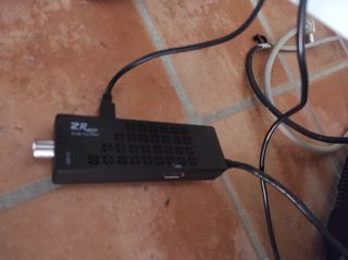 Televisor i-joy Negro 16" con soporte de pared