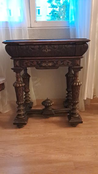 Escritorio antiguo de madera tallada