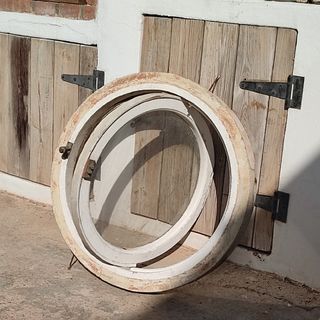 Ventana redonda de madera