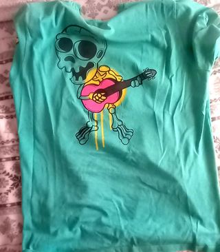 Camiseta verde azulado con esqueleto tocando guita