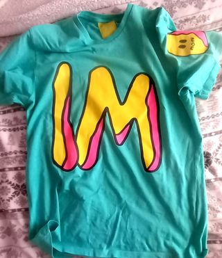 Camiseta verde azulado con esqueleto tocando guita