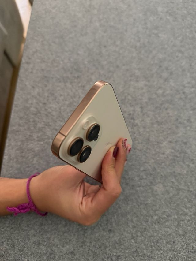 iPhone 16 Pro Dorado