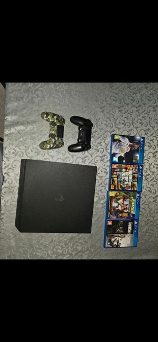 PS4 Pro 1TB, 2 controller, 4 giochi