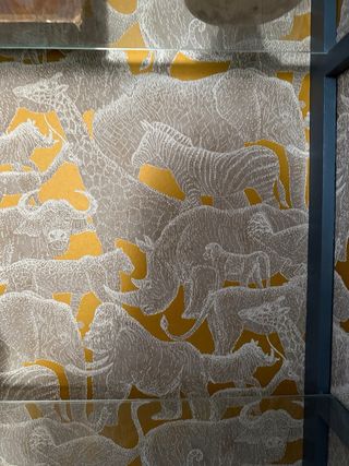 Vitrina restaurada azul con pintura a la tiza