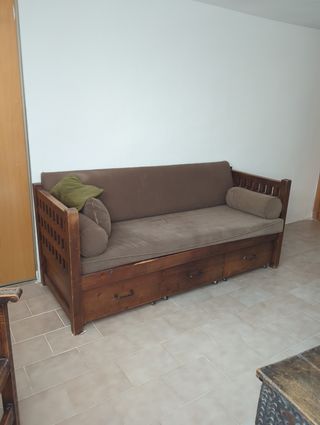 Sofá de madera antiguo con cajones
