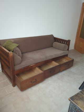 Sofá de madera antiguo con cajones